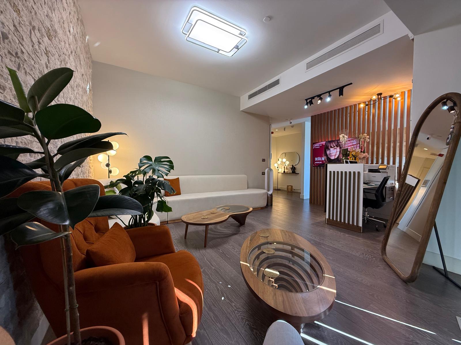 Klinik bekleme ve resepsiyon alanı