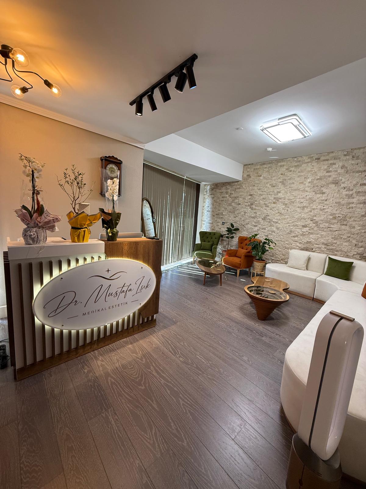 Klinik resepsiyon ve oturma alanı