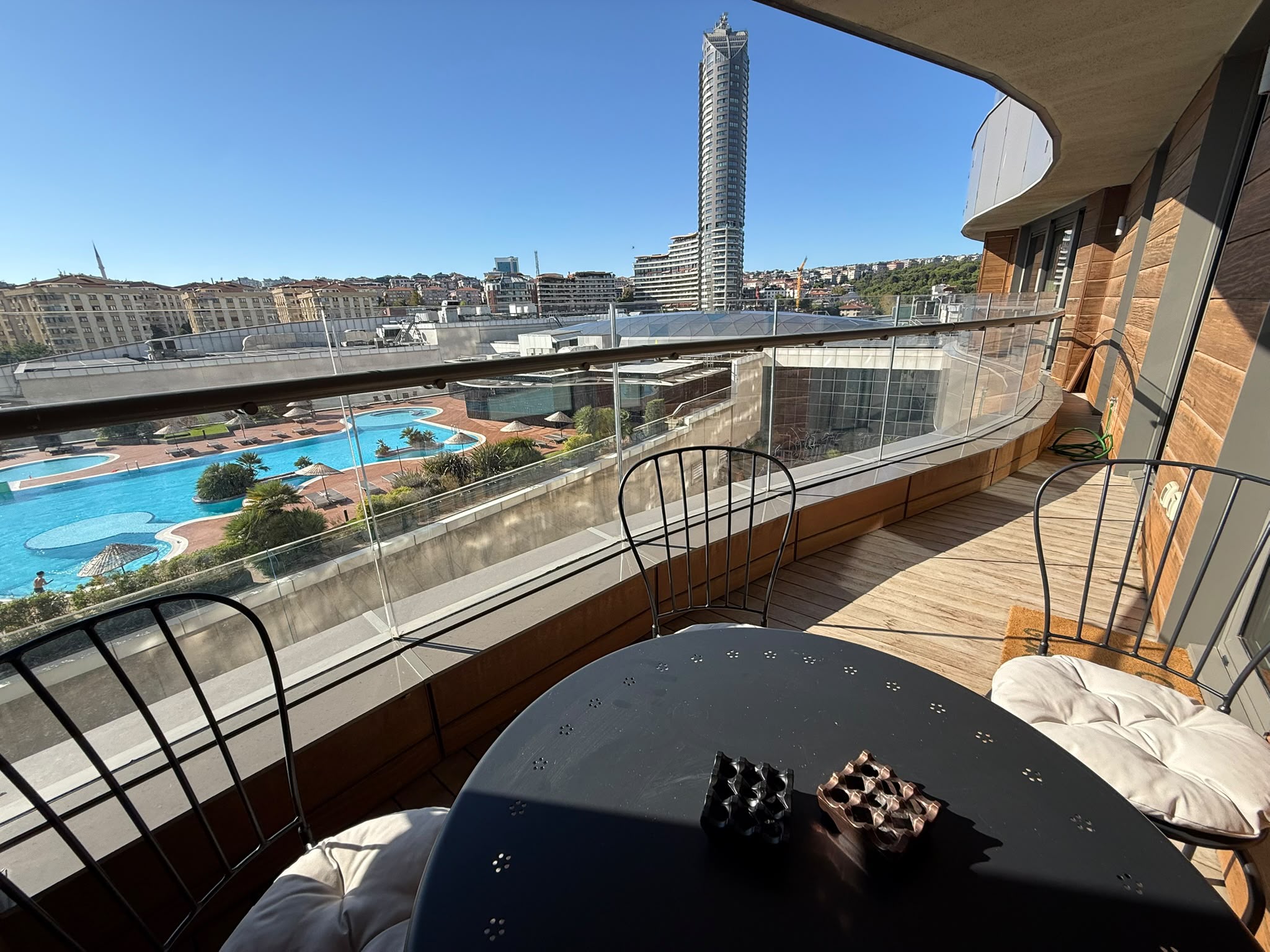 Terastan şehir ve havuz manzarası
